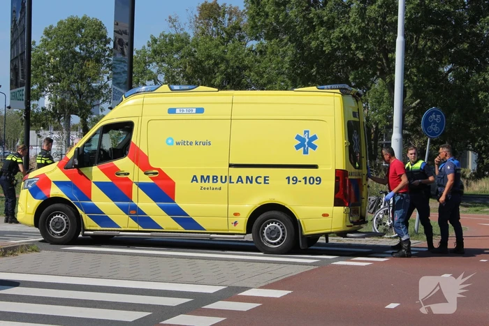 Automobilist ziet overstekende fietsster over het hoofd