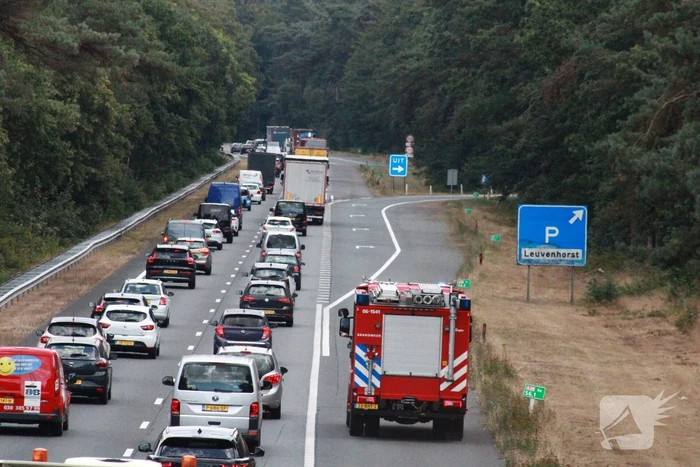 Enorme file door bermbrand langs snelweg