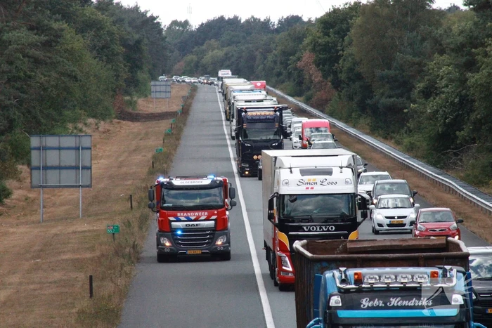 Enorme file door bermbrand langs snelweg