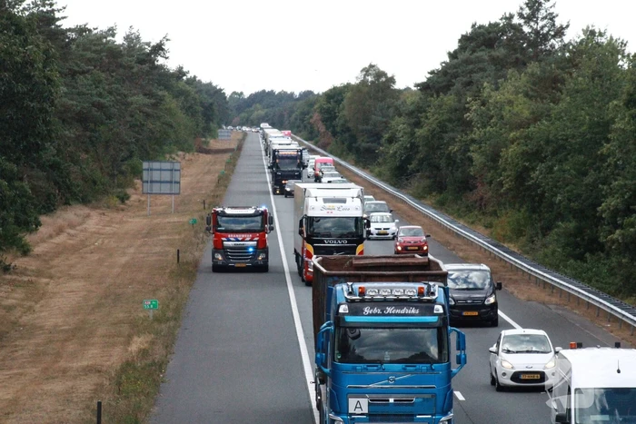 Enorme file door bermbrand langs snelweg