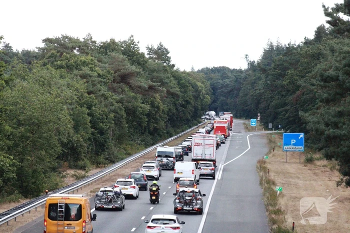 Enorme file door bermbrand langs snelweg