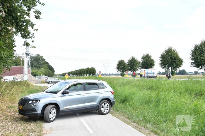 Politie houdt mensen tegen vanwege gevaar stroomkabels