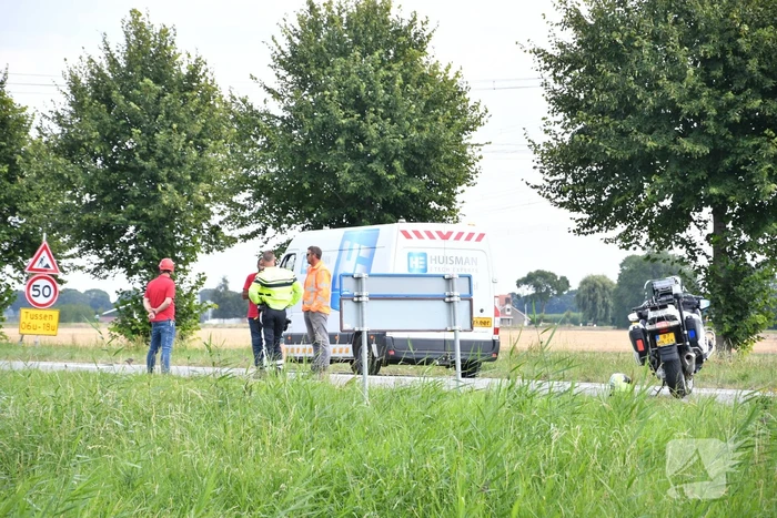 Politie houdt mensen tegen vanwege gevaar stroomkabels