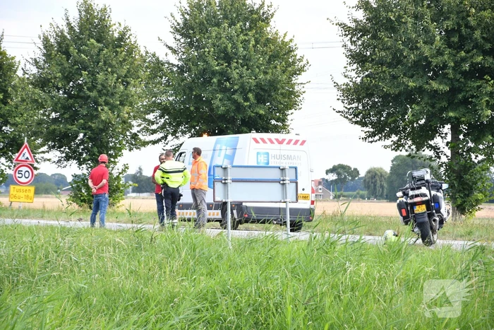 Politie houdt mensen tegen vanwege gevaar stroomkabels