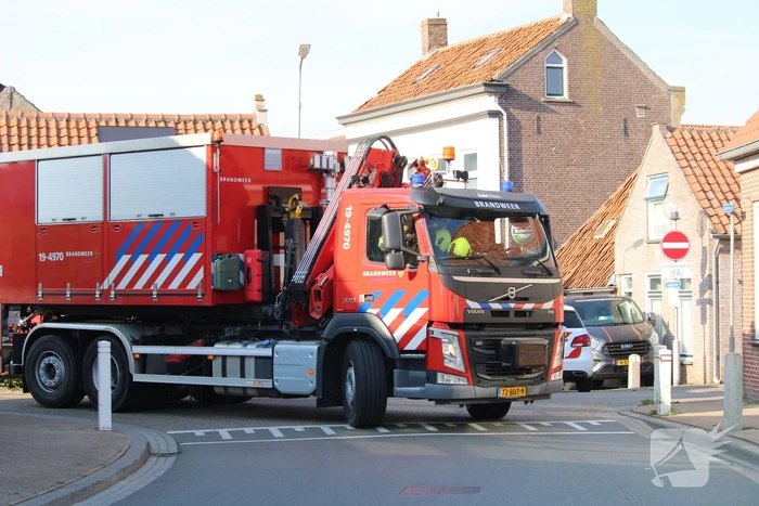 Persoon komt onder bestelbus terecht