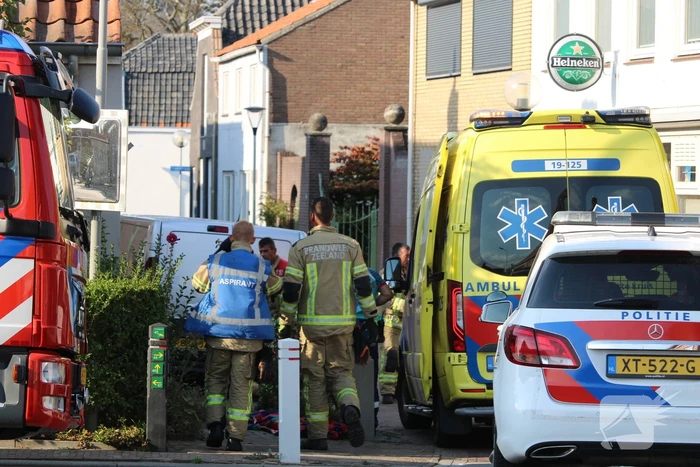 Persoon komt onder bestelbus terecht