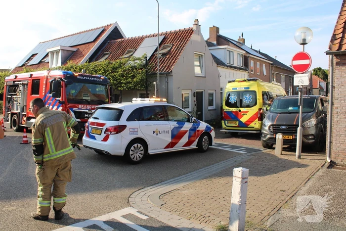 Persoon komt onder bestelbus terecht