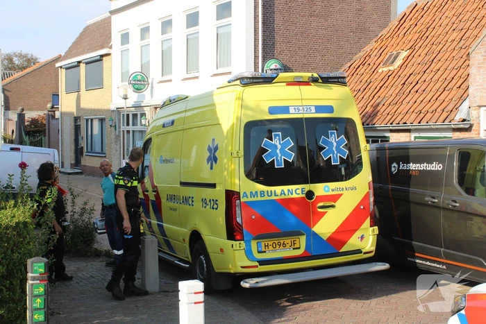 Persoon komt onder bestelbus terecht