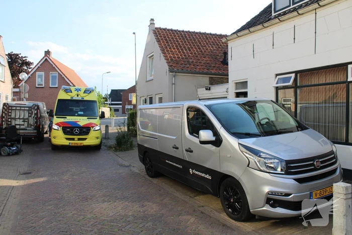 Persoon komt onder bestelbus terecht