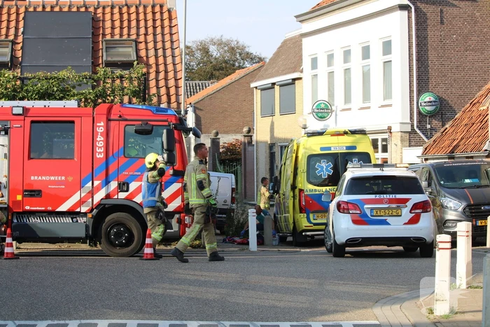 Persoon komt onder bestelbus terecht