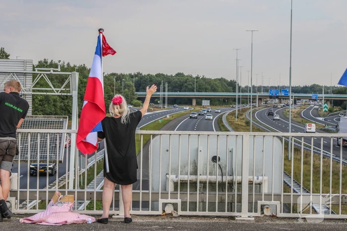 Boeren demonstreren op viaduct over snelweg