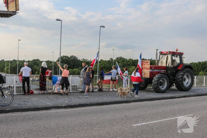 Boeren demonstreren op viaduct over snelweg