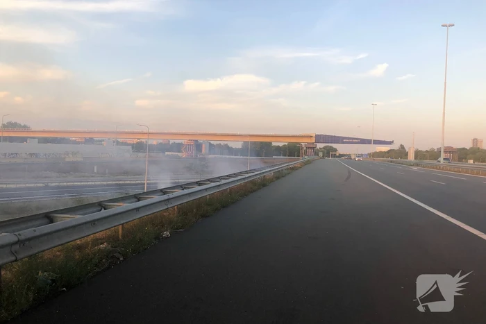 Tientallen meters berm in brand