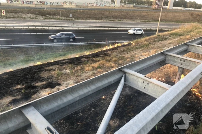Tientallen meters berm in brand