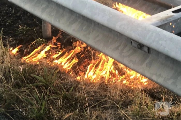 Tientallen meters berm in brand