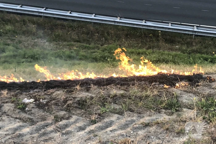 Tientallen meters berm in brand