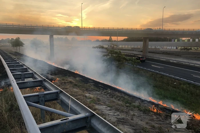 Tientallen meters berm in brand