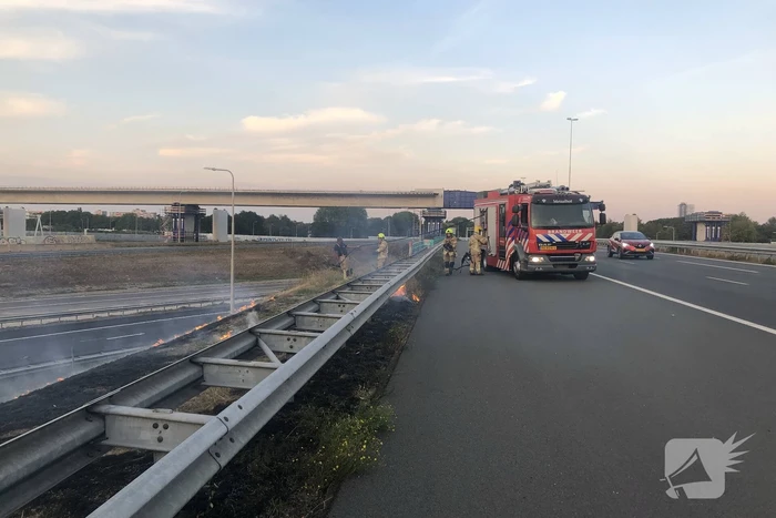Tientallen meters berm in brand