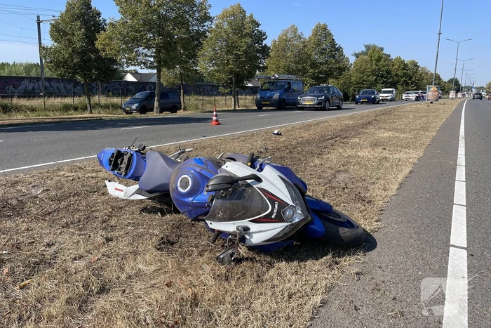 Motorrijder botst achterop auto en raakt gewond