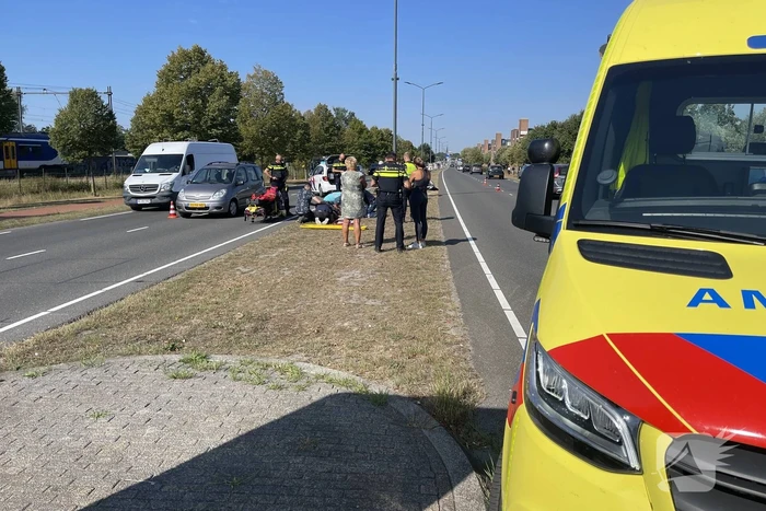 Motorrijder botst achterop auto en raakt gewond
