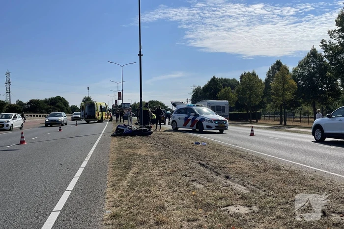 Motorrijder botst achterop auto en raakt gewond