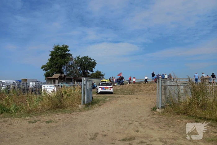 Motorcrosser ten val op crossterrein