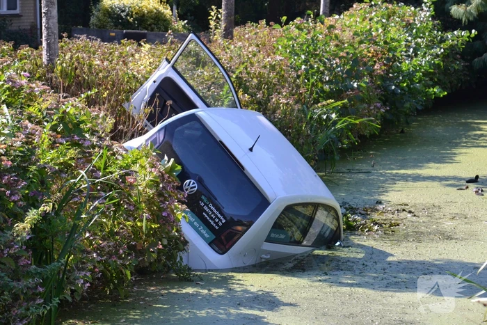 Automobilist belandt in sloot
