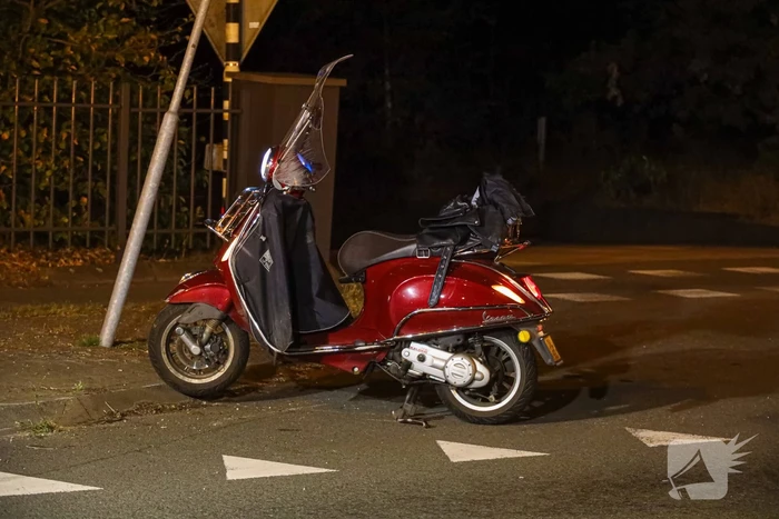 Scooterrijdster gaat hard onderuit en raakt ernstig gewond