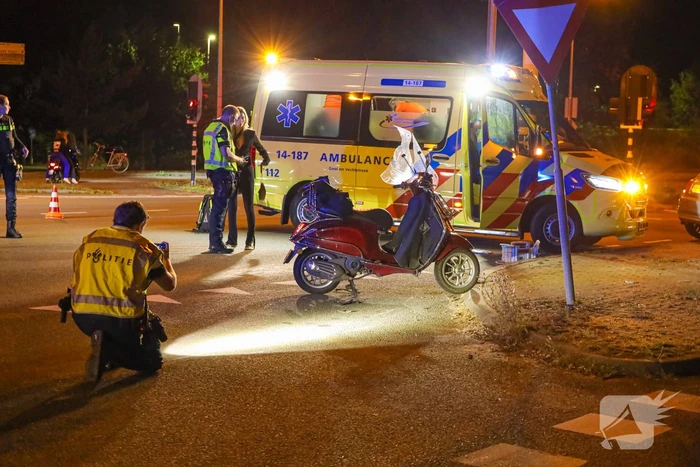 Scooterrijdster gaat hard onderuit en raakt ernstig gewond