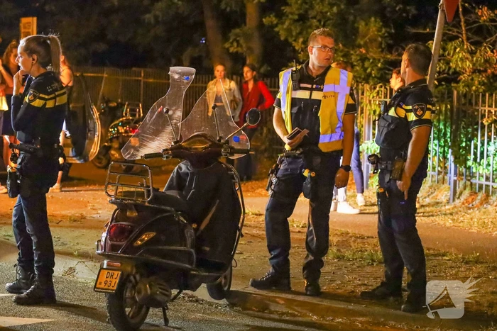 Scooterrijdster gaat hard onderuit en raakt ernstig gewond