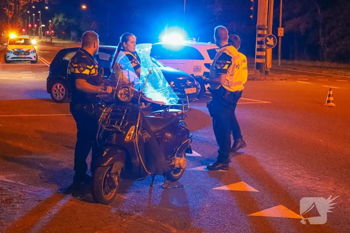 Scooterrijdster gaat hard onderuit en raakt ernstig gewond