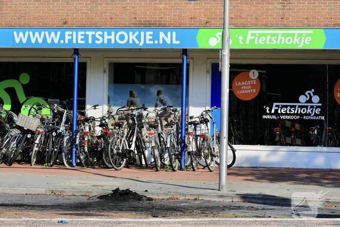 Geparkeerd BMW verwoest vanwege brand