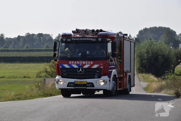 Grote stapel houtsnippers in brand bij houtverwerkingsbedrijf