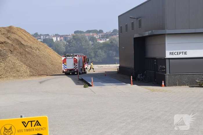Grote stapel houtsnippers in brand bij houtverwerkingsbedrijf