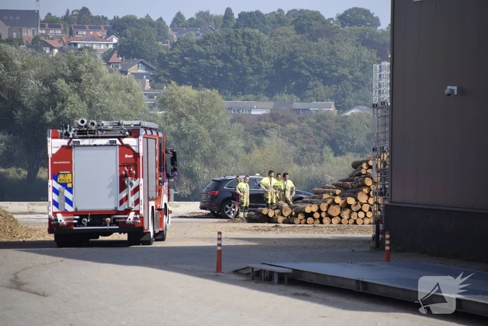 Grote stapel houtsnippers in brand bij houtverwerkingsbedrijf