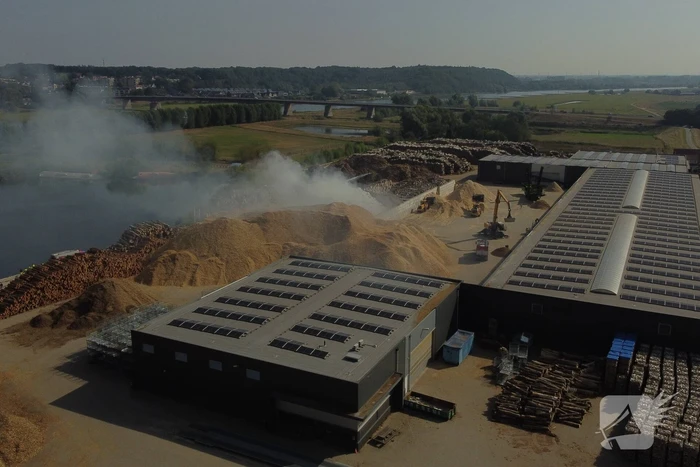 Grote stapel houtsnippers in brand bij houtverwerkingsbedrijf