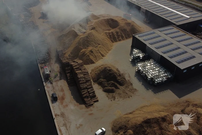 Grote stapel houtsnippers in brand bij houtverwerkingsbedrijf