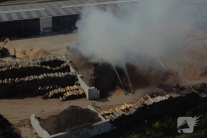 Grote stapel houtsnippers in brand bij houtverwerkingsbedrijf