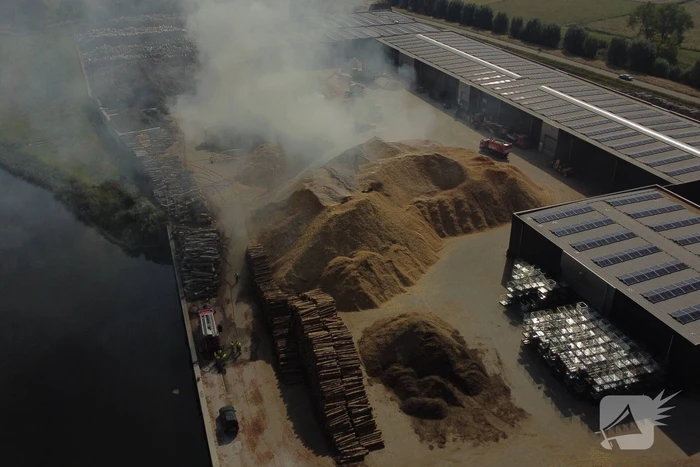 Grote stapel houtsnippers in brand bij houtverwerkingsbedrijf