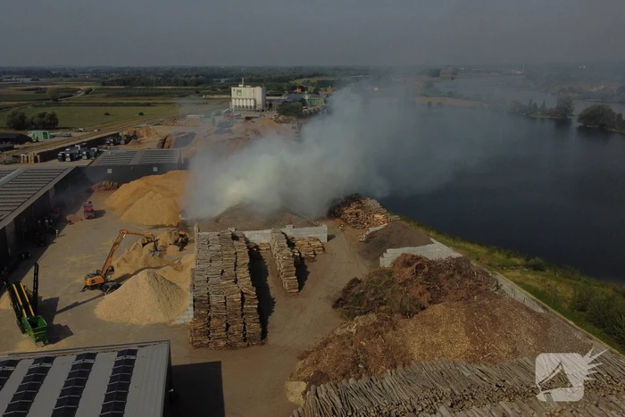 Grote stapel houtsnippers in brand bij houtverwerkingsbedrijf