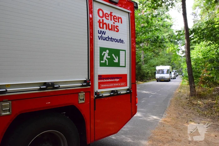 Weg kort afgesloten door omgevallen boom
