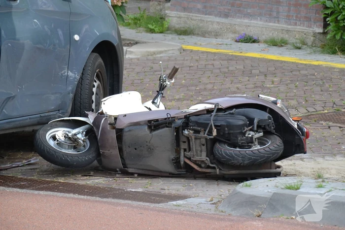 Scooterrijder in botsing met bestelbus