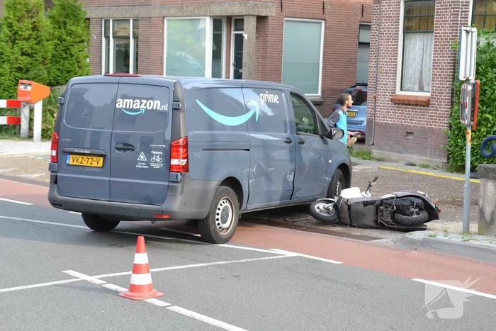 Scooterrijder in botsing met bestelbus