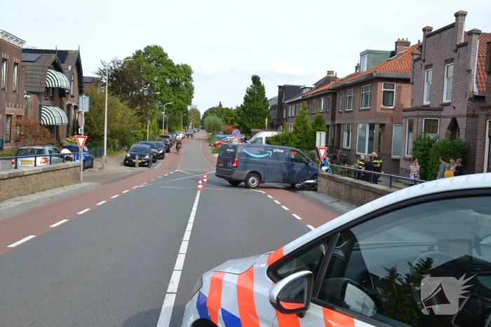Scooterrijder in botsing met bestelbus
