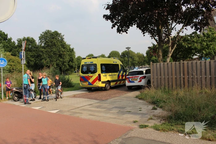 Scooterrijder schrikt van auto en komt ten val