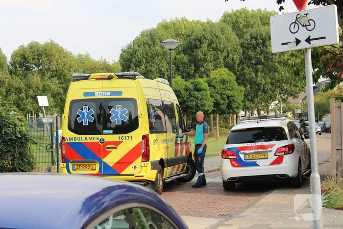Scooterrijder schrikt van auto en komt ten val