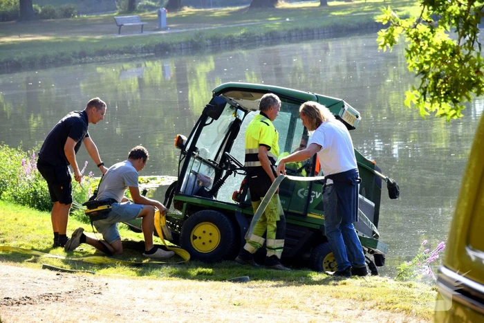 Grasmaaier dreigt in het water te vallen