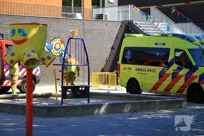 Kind zit met hoofd vast in voetbaldoel op schoolplein