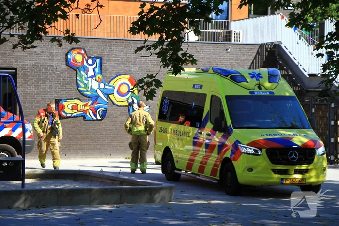 Kind zit met hoofd vast in voetbaldoel op schoolplein