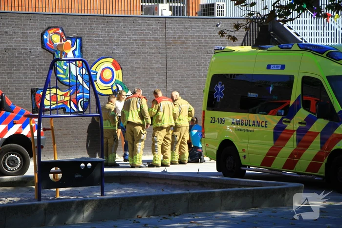 Kind zit met hoofd vast in voetbaldoel op schoolplein